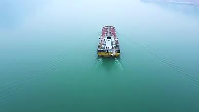 4K航拍长江轮船运天然气石油能源长江经济视频的预览图